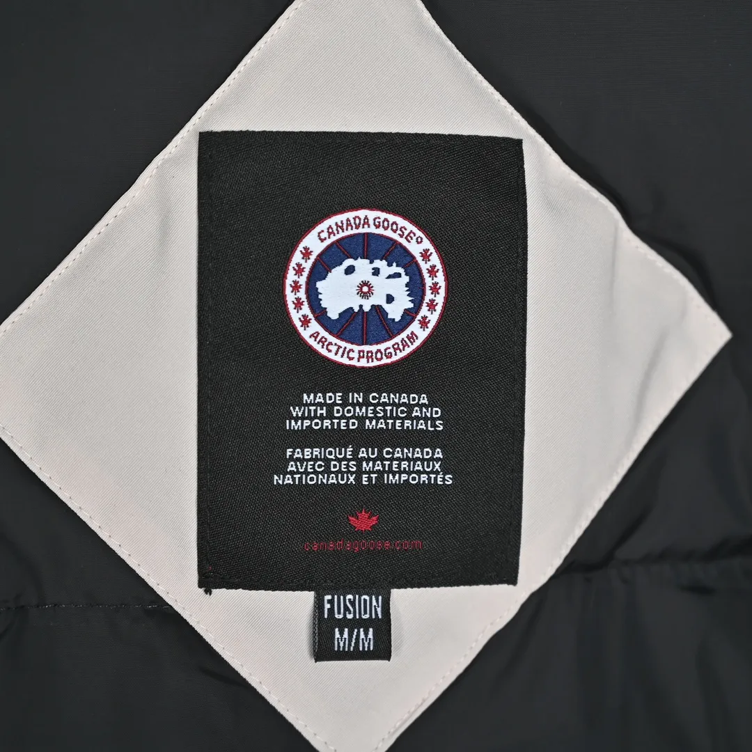 P720 𝐂𝐚𝐧𝐚𝐝𝐚 𝐆𝐨𝐨𝐬𝐞 𝐄𝐱𝐩𝐞𝐝𝐢𝐭𝐢𝐨𝐧 𝟕𝟗𝟗𝟗𝐌 Canada Goose Model 01 Short Down Jacket 🔝Product color: black, off-white, graphite gray, navy blue, sky blue 🔝Product size: XS S M L 2️⃣Exclusively customized 18-count fabrics with the same ZP. Using "Arctic Tech" fabric technology, the outer fabric is 84.5% polyester fiber and 15.5% cotton, the lining is 100% cotton fiber, and the padding is 100% polyester fiber. It is durable, waterproof, windproof, cold-resistant and warm. 3️⃣The lining is made of 40D Nylon AC oil-based glue, with level 5 single-dye fastness. The collar flannel is made of original high-density mercerized velvet, and the pocket fabric is made of elastic high-density polar fleece, which is soft and skin-friendly. The bile cloth is made of 330T polyester anti-velvet No. 7 needle to prevent lint from running away. If there is lint running away, it will be given away for free! 4️⃣The JUKI large-scale sewing machine imported from Japan is professional in stitching and seaming. It completely follows the original 106 stitches on the whole piece of clothing and is reinforced throughout. The length of each jujube follows the original one and is fixed at 1-1.1cm. The density and length are the same as the original one. 5️⃣Yoshida YKK original zipper, Y-shaped double hook Velcro, and the cuffs are made of custom thickened seamless threads. This year, high-elastic spandex gold thread is added to the cuff thread to increase elasticity and strength. From fabrics and gallbladders to buttons and drawstrings, all are custom-developed and authentic. 6️⃣The imported Tajima embroidery machine is used to customize the chest logo with thousands of needles. The pattern is full and three-dimensional, and it is infinitely close to the original product. 7. The fur collars are made from western coyote skins imported from Canada. We purchased 10,000 top-quality fur collars in the spring. The width of the fur collars is 14cm and the length is 55cm. This winter, the quality of the fur collars will be stable throughout the season, eliminating the uneven quality of fur collars in the middle and later stages! 7️⃣Packaging is in a three-dimensional handbag with cards included. It’s more impressive to give it away and keep it for yourself.